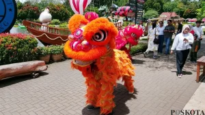 Nikmati Barongsai dan Liong Keliling Danau, Puncak Imlek di Floating Market Lembang