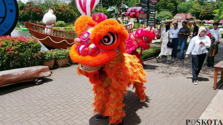 Nikmati Barongsai dan Liong Keliling Danau, Puncak Imlek di Floating Market Lembang