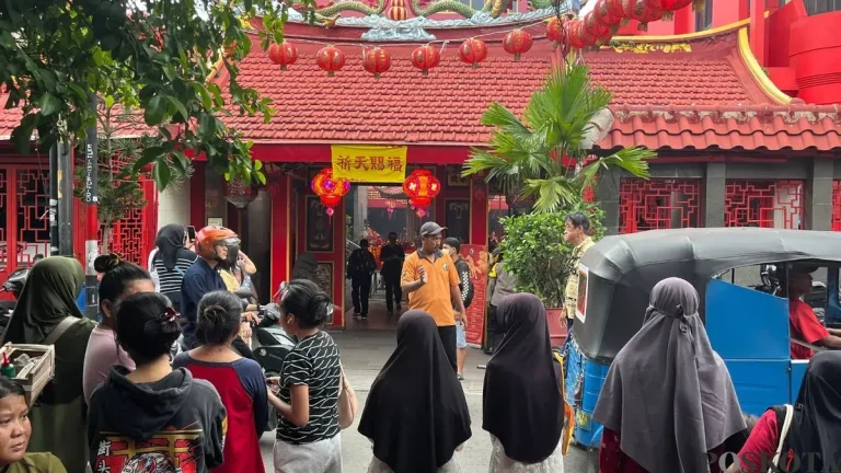 Demi Dapat Angpau Saat Imlek, Warga dari Kemayoran Datang Jauh-jauh ke Petak Sembilan