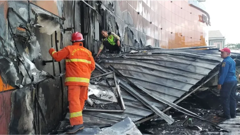 Mall di Bekasi Terbakar, Diduga Terpicu Percikan Las