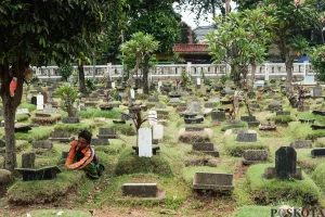 Petugas Kewalahan Tangani Warga Pemungut Uang ke Peziarah TPU Kawi-Kawi