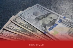 Dolar AS Anjlok Setelah Naik Tajam Selama Tiga Hari Berturut-turut Seiring Fluktuasi Harga Minyak Dunia