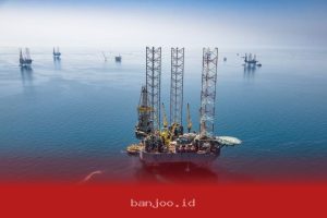 Harga minyak naik 2 persen, Brent tetap di atas USD100 per barel meski tekanan pasar meningkat tajam.