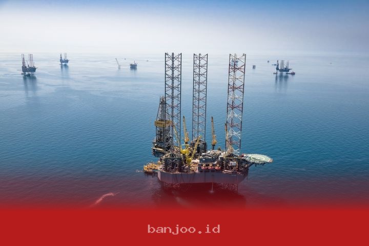 Harga minyak naik 2 persen, Brent tetap di atas USD100 per barel meski tekanan pasar meningkat tajam.