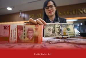 Rupiah Melemah Menuju Rp17.002 per Dolar AS pada Penutupan Kamis Sore Ini