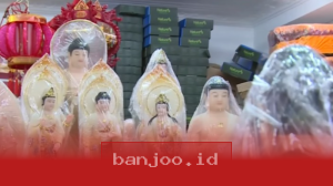 Menjelang Waisak 2024, Penjualan Lilin Teratai dan Patung Buddha di Glodok Naik Signifikan