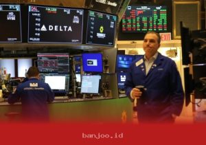 Wall Street Mixed as Dow Jones Gains While Nasdaq Slides on Tech Sector Weakness