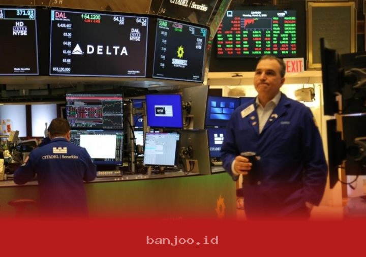 Wall Street Mixed as Dow Jones Gains While Nasdaq Slides on Tech Sector Weakness